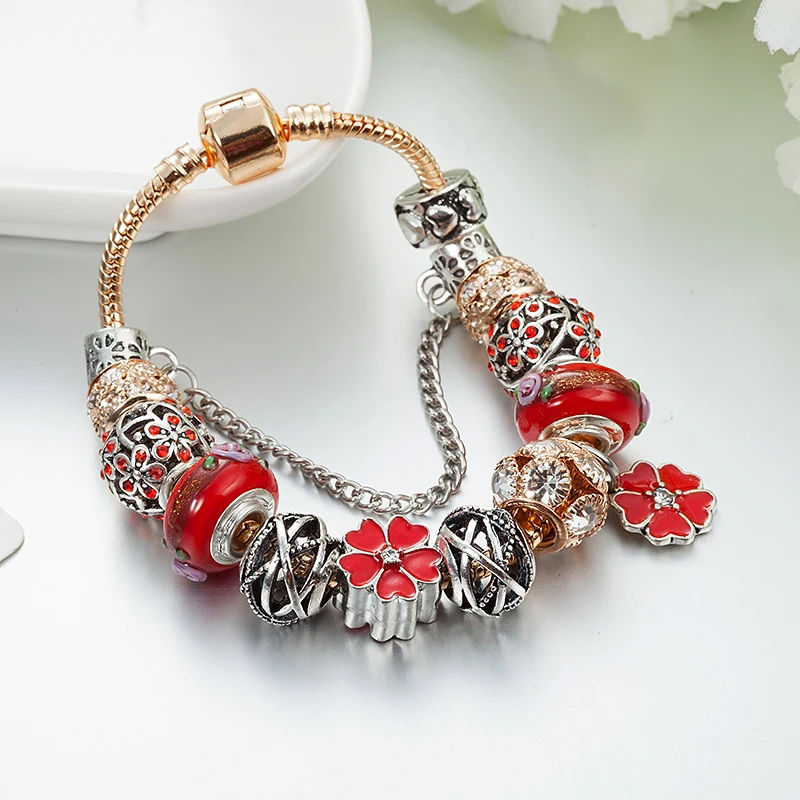 Женский браслет с подвесками в виде клевера VIOVIA сделай сам из красных бусин