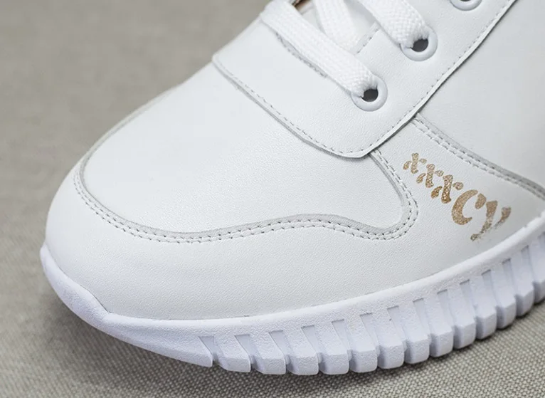 Мужские кеды на шнуровке белого и черного цвета плоской подошве из микрофибры