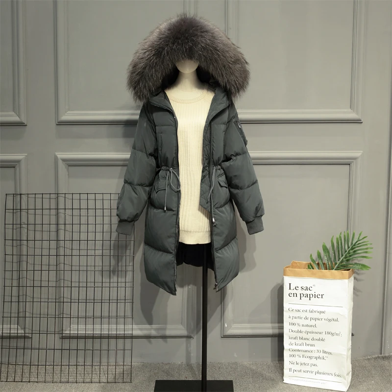 Женская куртка на белом утином пуху с капюшоном и воротником из натурального