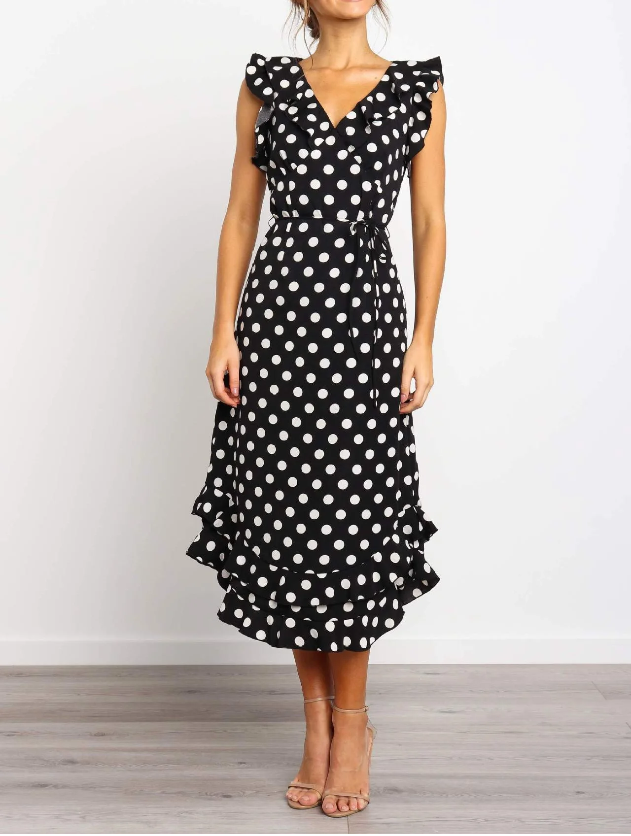 Женское платье в горошек без рукавов приталенное средней длины с воланом модель