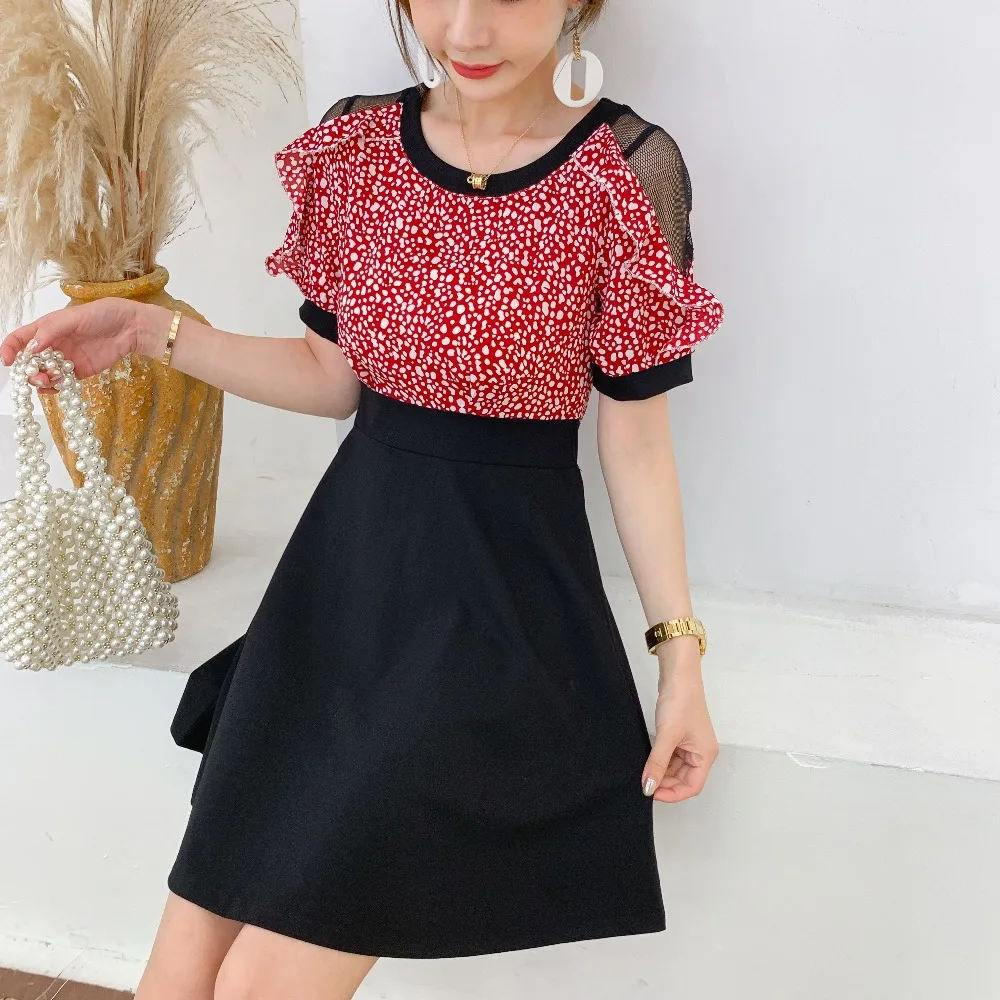 Женское платье с оборками на плечах облегающее ТРАПЕЦИЕВИДНОЕ в горошек