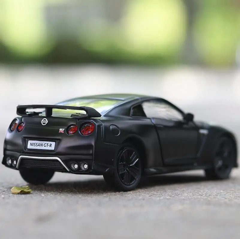 1:36 черная модель спортивного автомобиля GTR игрушечная игрушка из сплава с