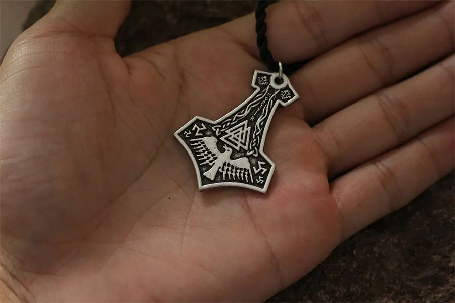 1 шт. оптовая продажа черная ворона ожерелье валькап символы подвеска молотка