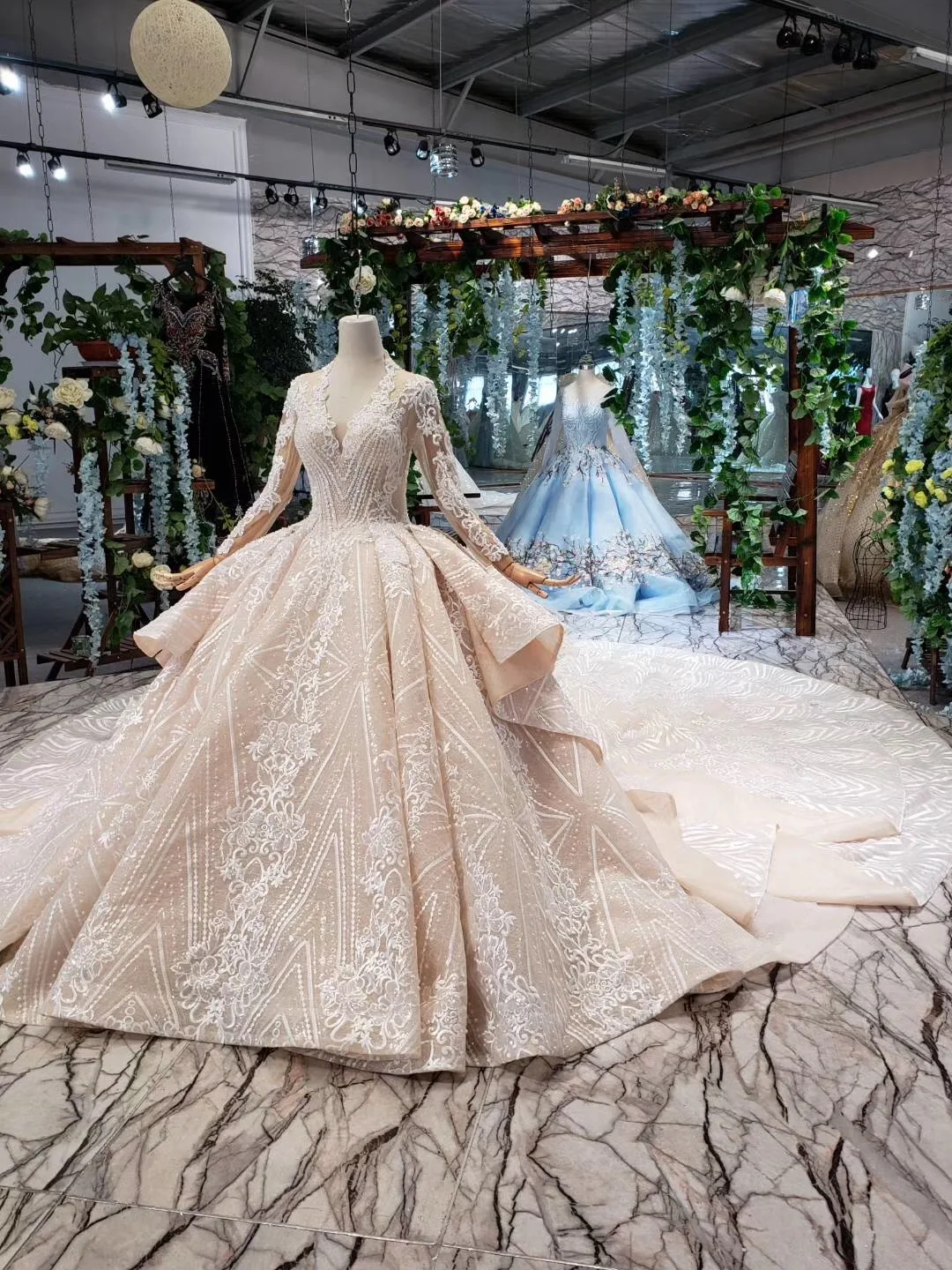 

Married Wedding Dress Champagne Long Sleeve Bridal Gown With Tail Lace Wedding Dress 2019 Vestido De Noiva With Crystals Pearls