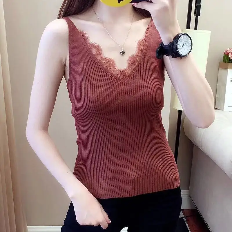 Женский трикотажный топ на крючках однотонный облегающий короткий с v-образным