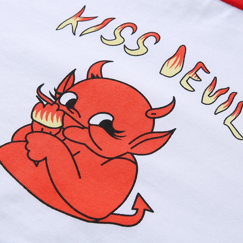 Эстетическая женская футболка с рисунком контрастного цвета футболки