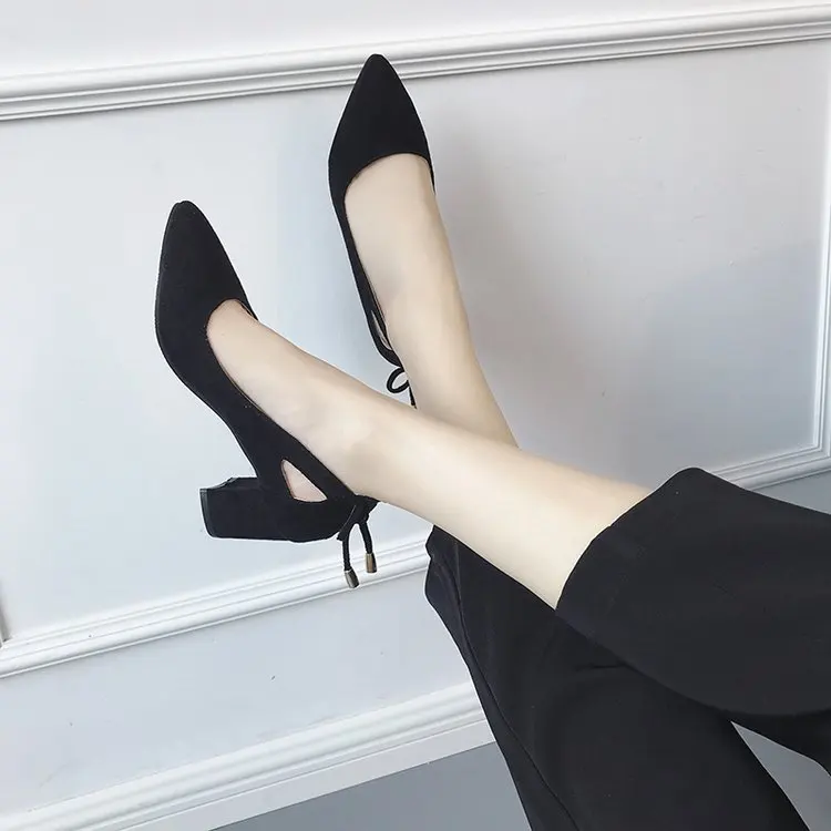 Весенняя удобная женская обувь из черной замши с острым носком на толстом