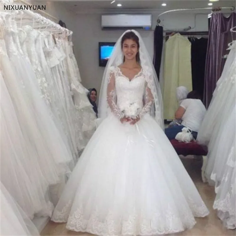 

2023 Romantic V-neck Princess Lace Wedding Dress Long Sleeves Appliques Celebrity Ball Gown Wedding Gown Vestido De Noiva
