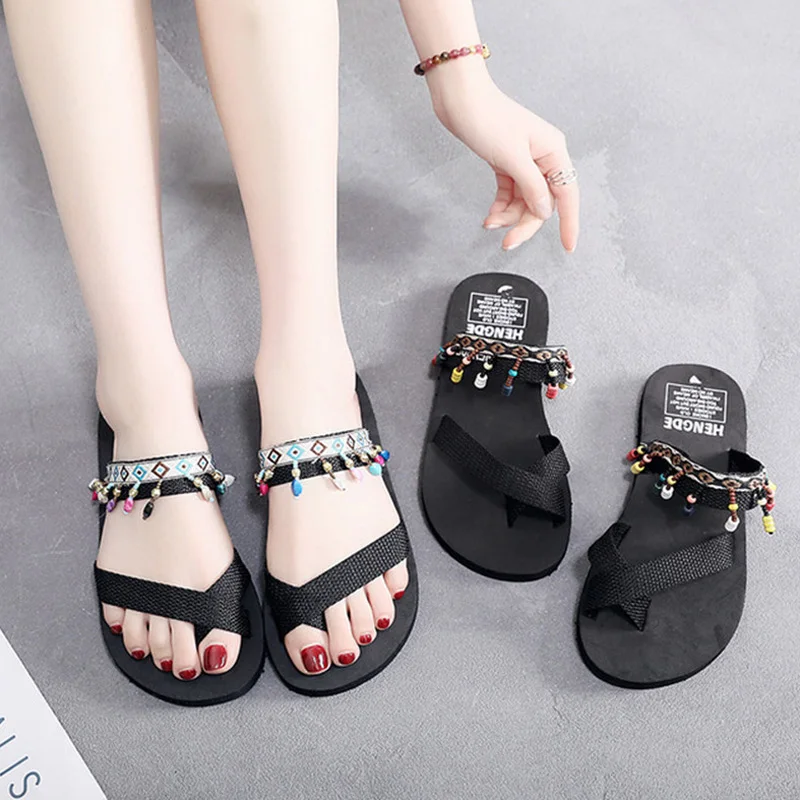 2019 модные шлепанцы на платформе Летние вьетнамки плоской подошве с бисером и
