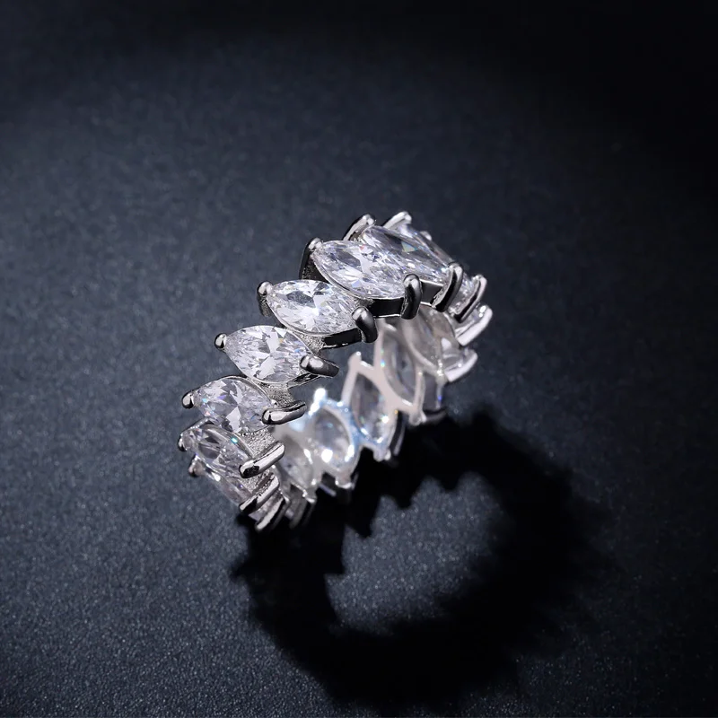 Женское обручальное кольцо BeaQueen серебристого цвета с фианитом маркиза