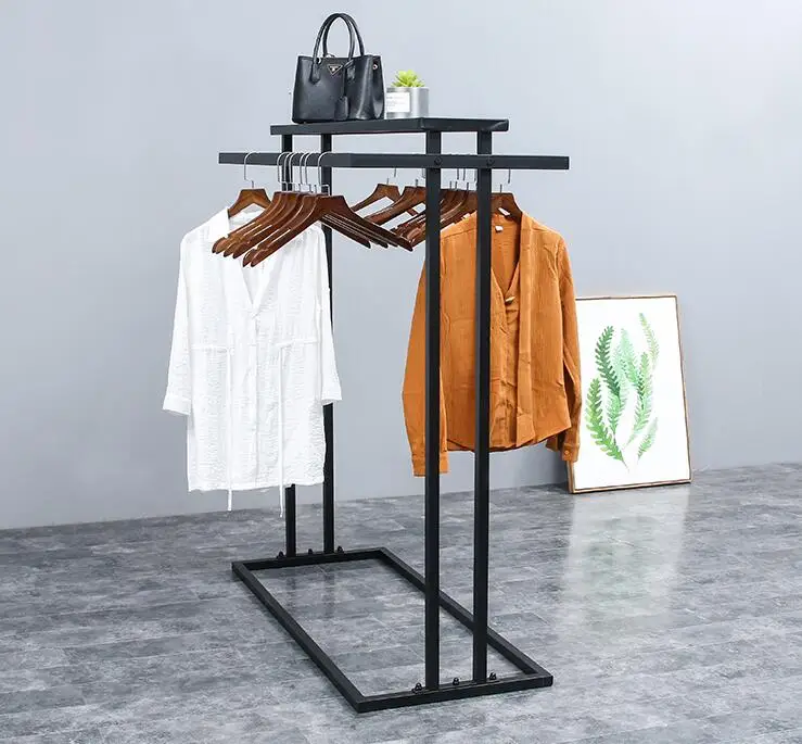 Демонстрационная стойка на средней полке. Двухрядная средняя полка.