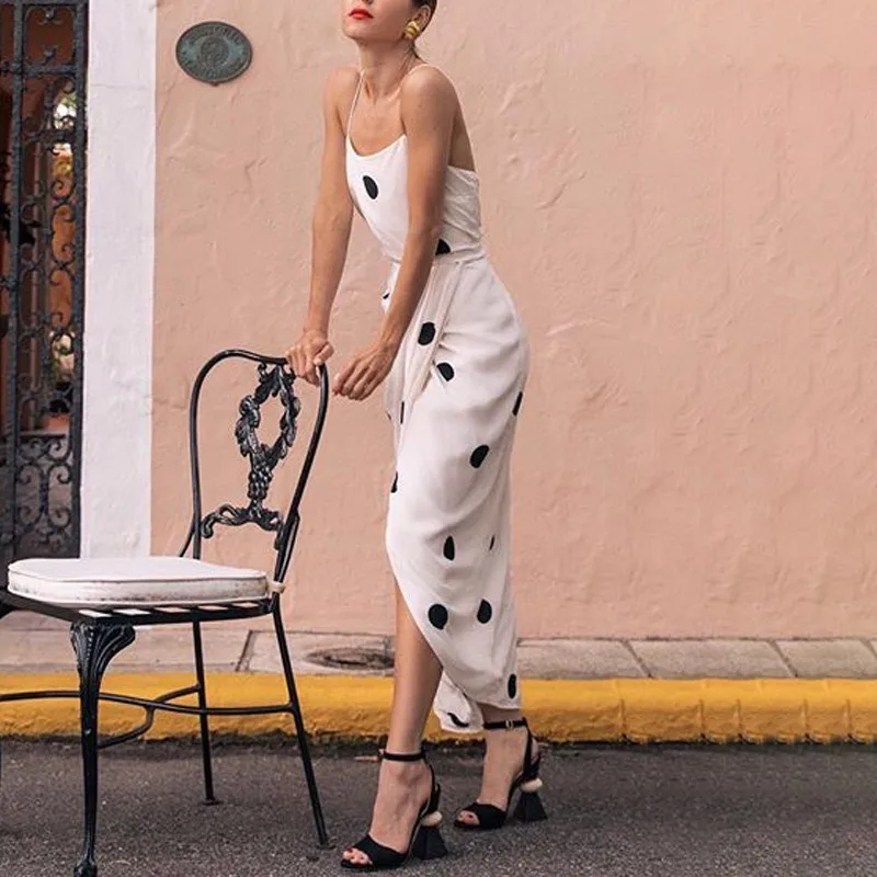 Женское платье в горошек TWOTWINSTYLE летнее с открытыми плечами без рукавов высокой