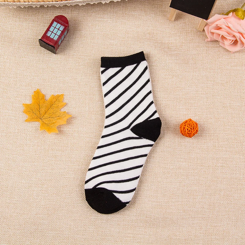 Черные белые художественные ветровые женские носки Ретро вертикальные