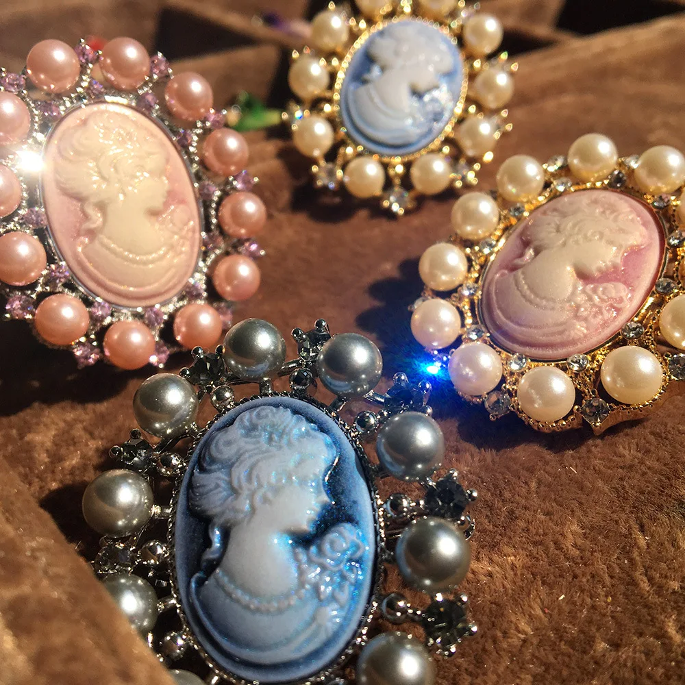 Ajojewel, роскошная Камея, брошь, розовая, синяя, смола, для девушек, девичья раковина, жемчуг и стразы, броши для женщин,, подарок на год