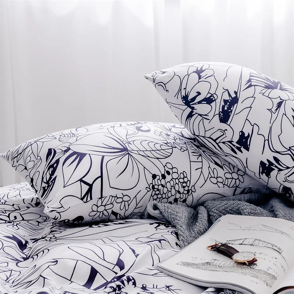 Комплект классического постельного белья из полиэстера с пододеяльником и