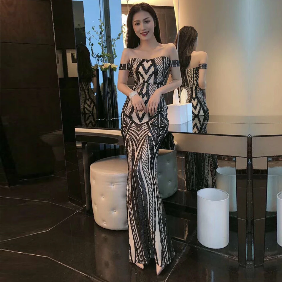 Женское облегающее платье DressBird летнее абрикосового цвета с открытыми плечами