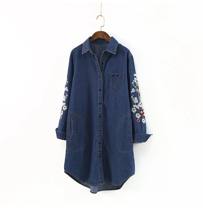 Женская джинсовая рубашка с отложным воротником и карманами средней длины