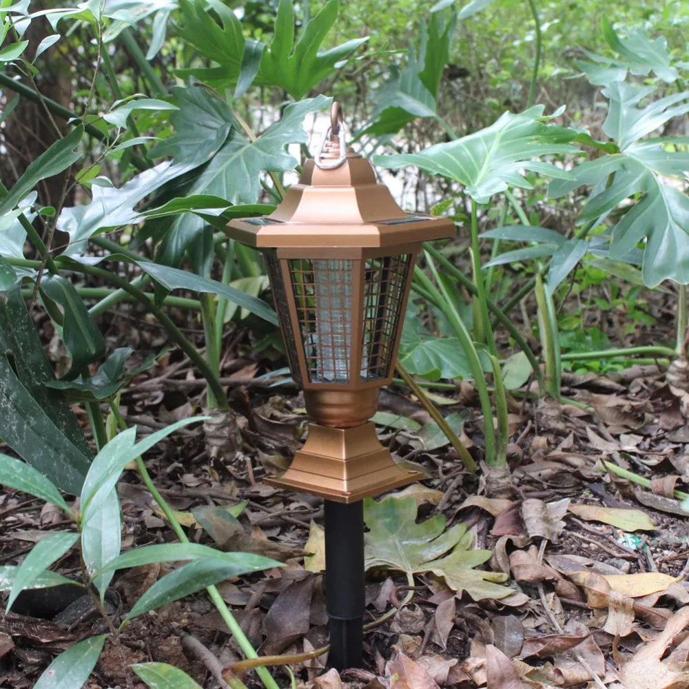 На открытом воздухе на солнечных батареях для убивания насекомых мухобойка