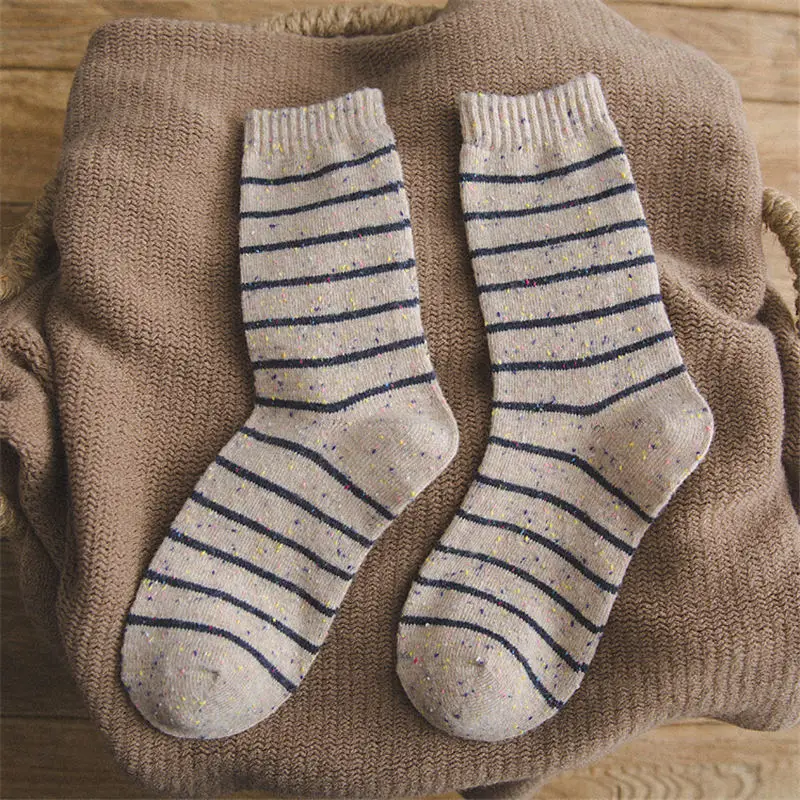 Wool Socks Women Striped Print Point Yarn Keep Warm Mid Socks Soft And Comfortable Thick Casual Lady's Socks Winter - Цвет: Хаки