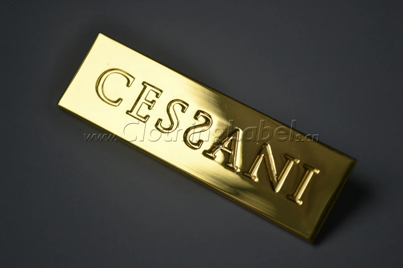 Блестящая золотая и серебряная металлическая этикетка с