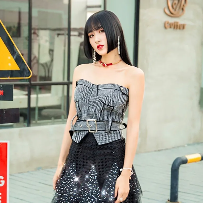 Женская Асимметричная блузка TWOTWINSTYLE белая без рукавов с открытыми плечами