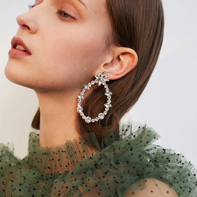 Большие круглые серьги характерные индивидуальные простые модные крупные