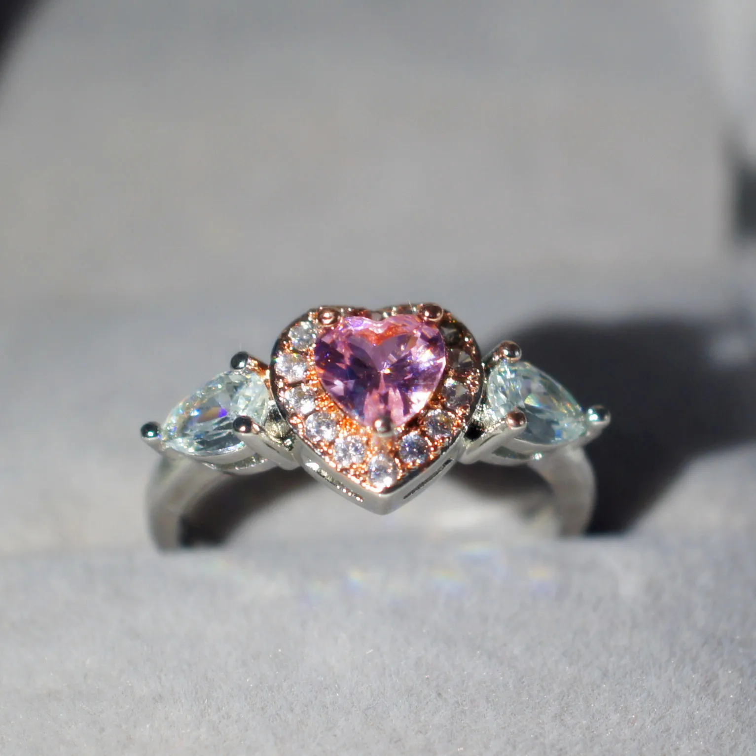 Женское кольцо с бриллиантами и сердечками 14 к Золотое розовым Персиком