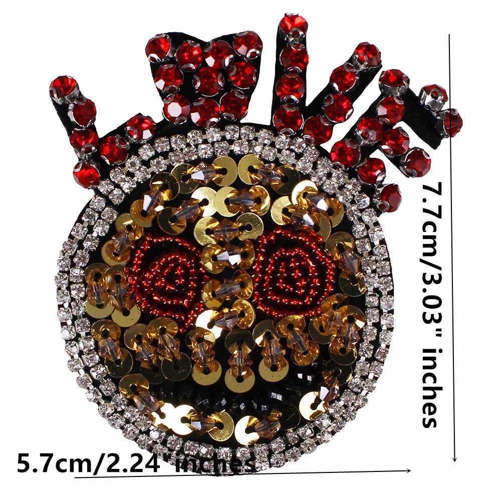 Нашивки с надписью LOVE украшенные бисером и блестками изображением улыбки для