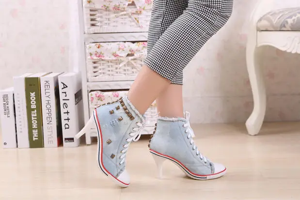 light blue Женская джинсовая парусиновая обувь на высоком каблуке с заклепками; модная обувь; теннисные туфли с кружевами; женские полусапожки - Цвет: light blue