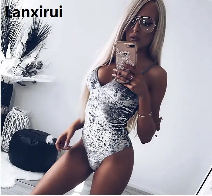 Женский облегающий бархатный комбинезон с открытой спиной и V образным