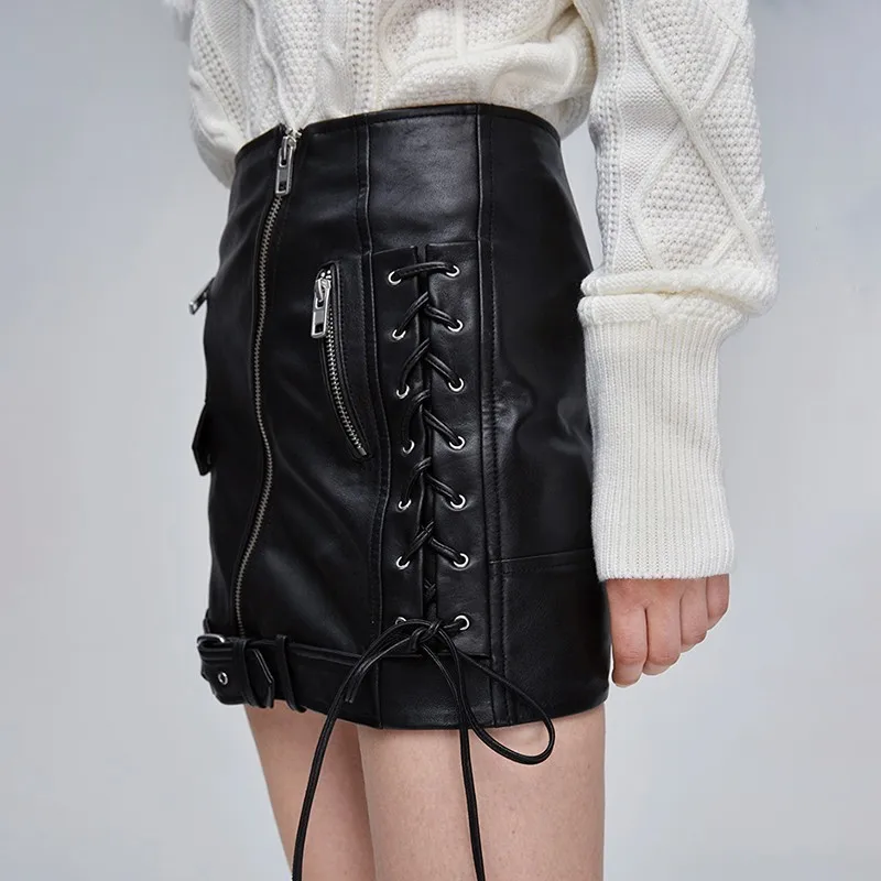 Женская мини юбка TWOTWINSTYLE черная из искусственной кожи с карманами на молнии и