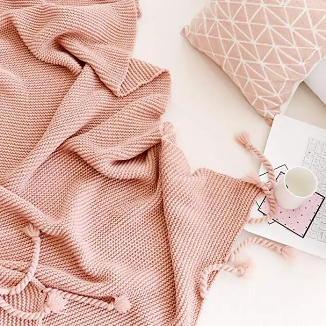 Удобное вязаное декоративное одеяло на весь сезон с оплеткой и бахромой для