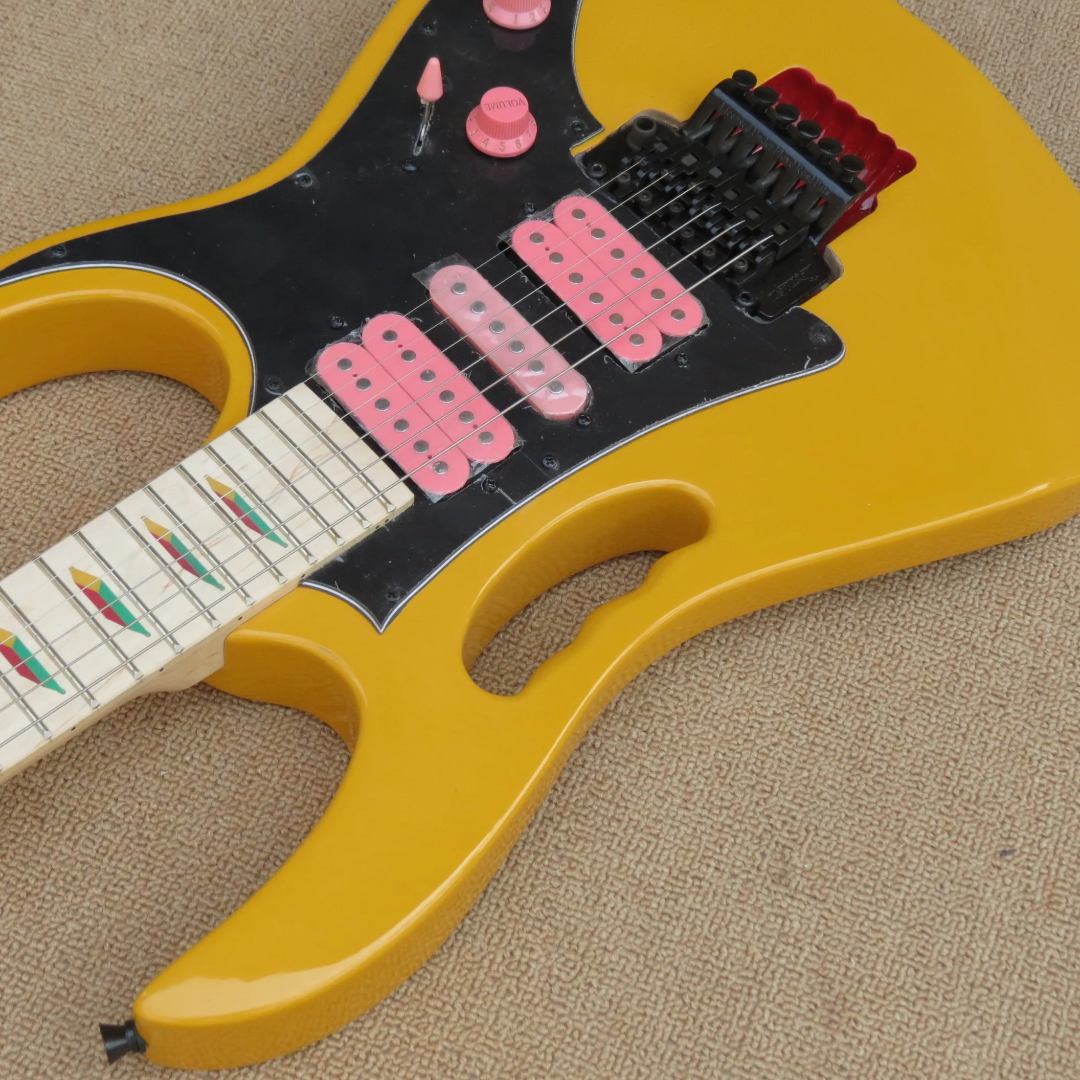 Изготовленная на заказ Желтая гитара JEM с обезьяной рукояткой и Львиной коготь