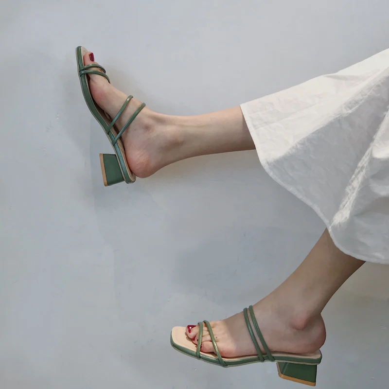 Новинка уличные тапочки на не сужающемся книзу массивном каблуке сандалии в