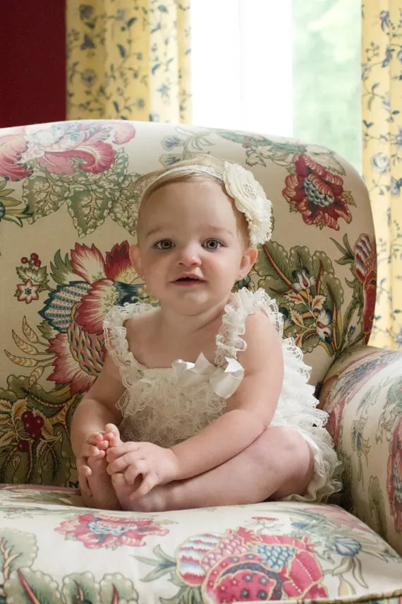 

Hot Retail Baby Ivory Lace Romper Infant Toddler Petti Ruffled Strap Rompers One-Piece with Flower Headband Set Newborn Jumpsuit