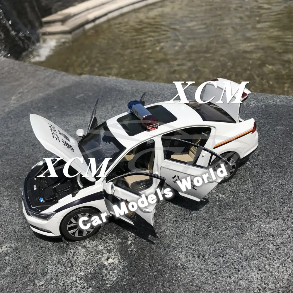 Литая под давлением модель автомобиля для нового поколения Magotan B8 Police 1:18 +