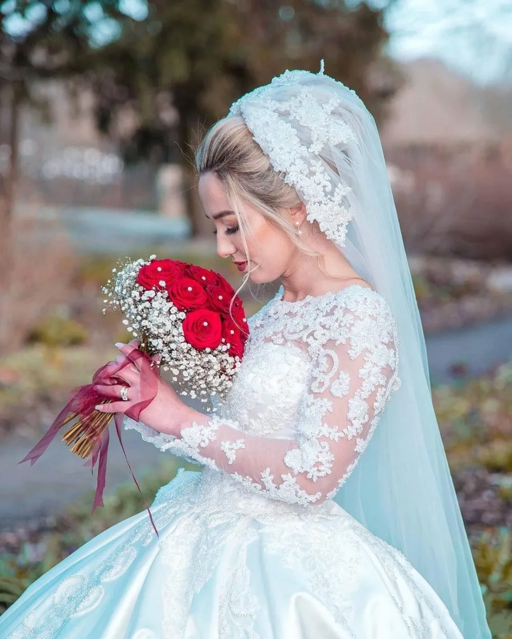 

Long Sleeve Ball Gown Wedding Dresses 2019 Princess Pearls Lace Satin Bridal Wedding Gowns Robe De Mariee Vestidos De Novia