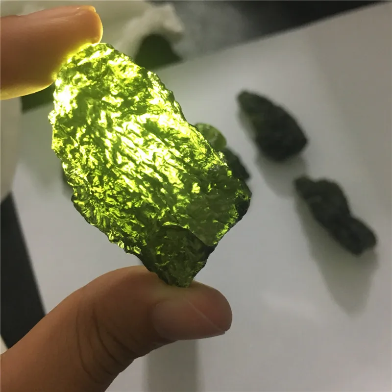 Необработанный невероятный необработанный камень moldavite 1 шт. украшение для