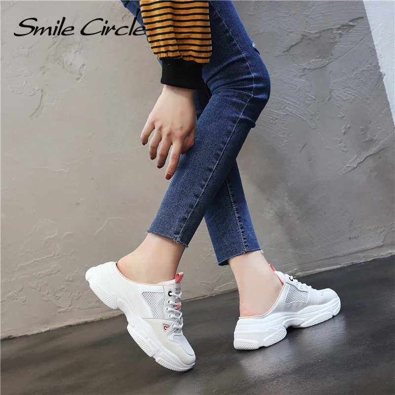 Белые туфли на плоской платформе со смайликом коллекция 2019 года сезон весна-лето