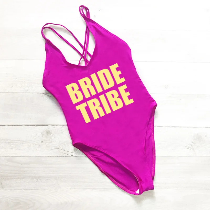 Слитный купальник с перекрестной спинкой надпись Bride Tribe буквенным принтом плюс