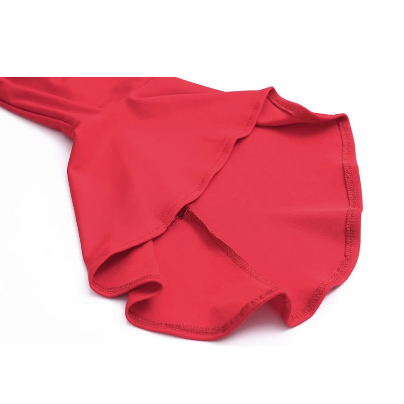 Женское платье с открытыми плечами черно красное облегающее рукавом бабочкой и