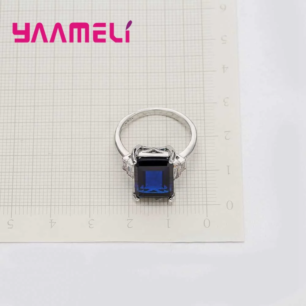 Женское кольцо из серебра 925 пробы с прозрачным кристаллом | Украшения и