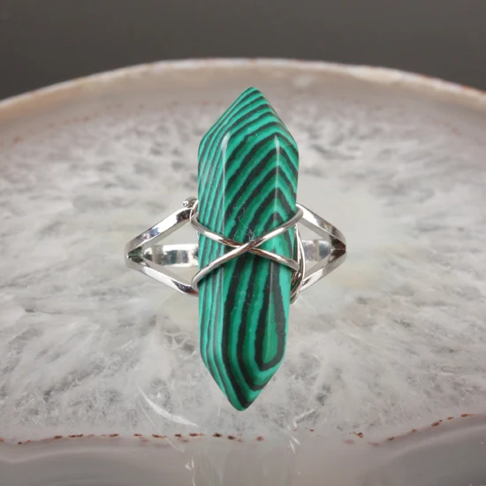 malachite Флюорит Фиолетовый Кристалл Розовый кварцевый кристалл опал прозрачный кристалл Howlite камень оникс биконус бусина граненая стальная проволока обмотка кольцо 1 шт - Цвет основного камня: malachite