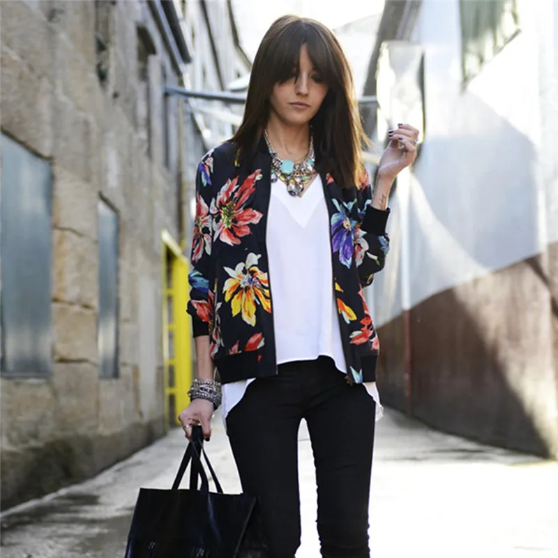 Женская Черная куртка-бомбер с цветочным принтом и длинным рукавом демисезонная