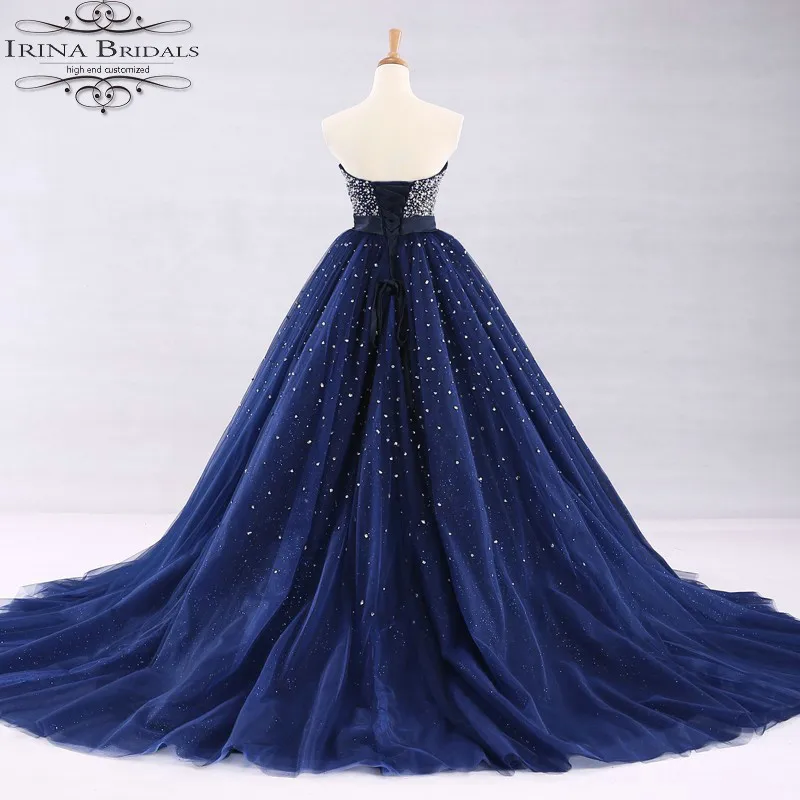 Свадебное платье без рукавов с бисером и жемчугом блестящее темно синее