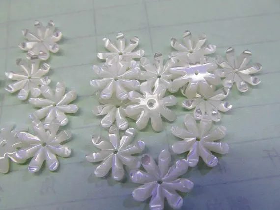 

50pcs 10 12 15mm Genuine MOP Shell bead Pearl Shell filigree florial snow flake flower petal pink red white Carved beads