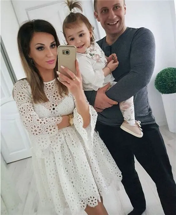 Одежда для мамы и дочки; одежда для пар; платье для родителей и детей; одинаковые комплекты для семьи; однотонные белые кружевные платья с цветочным узором и короткими рукавами для девочек
