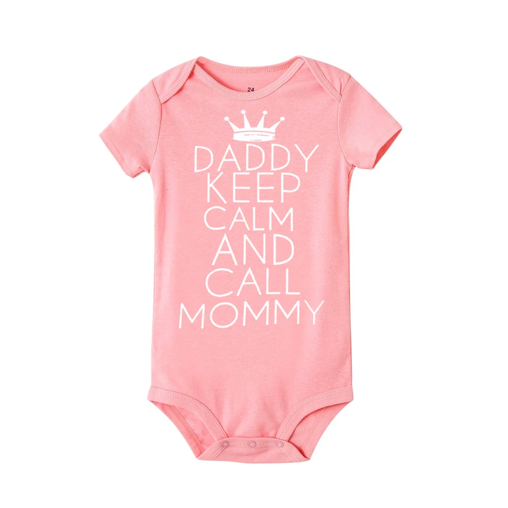 Забавная Одежда для новорожденных девочек с надписью «Daddy Keep Calm and Call Mommy», хлопковый комбинезон с короткими рукавами
