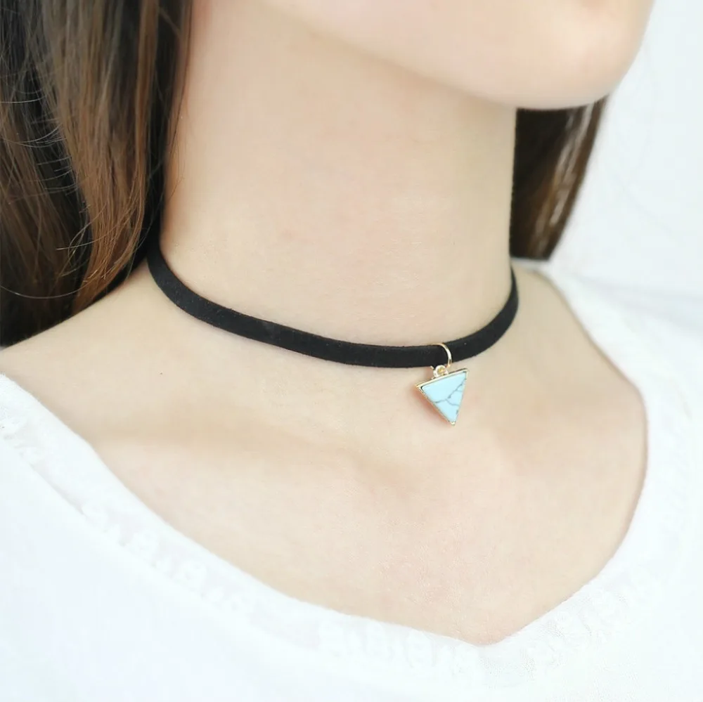 Новинка 2020 простой Женский бархатный треугольный каменный чокер черный замшевый