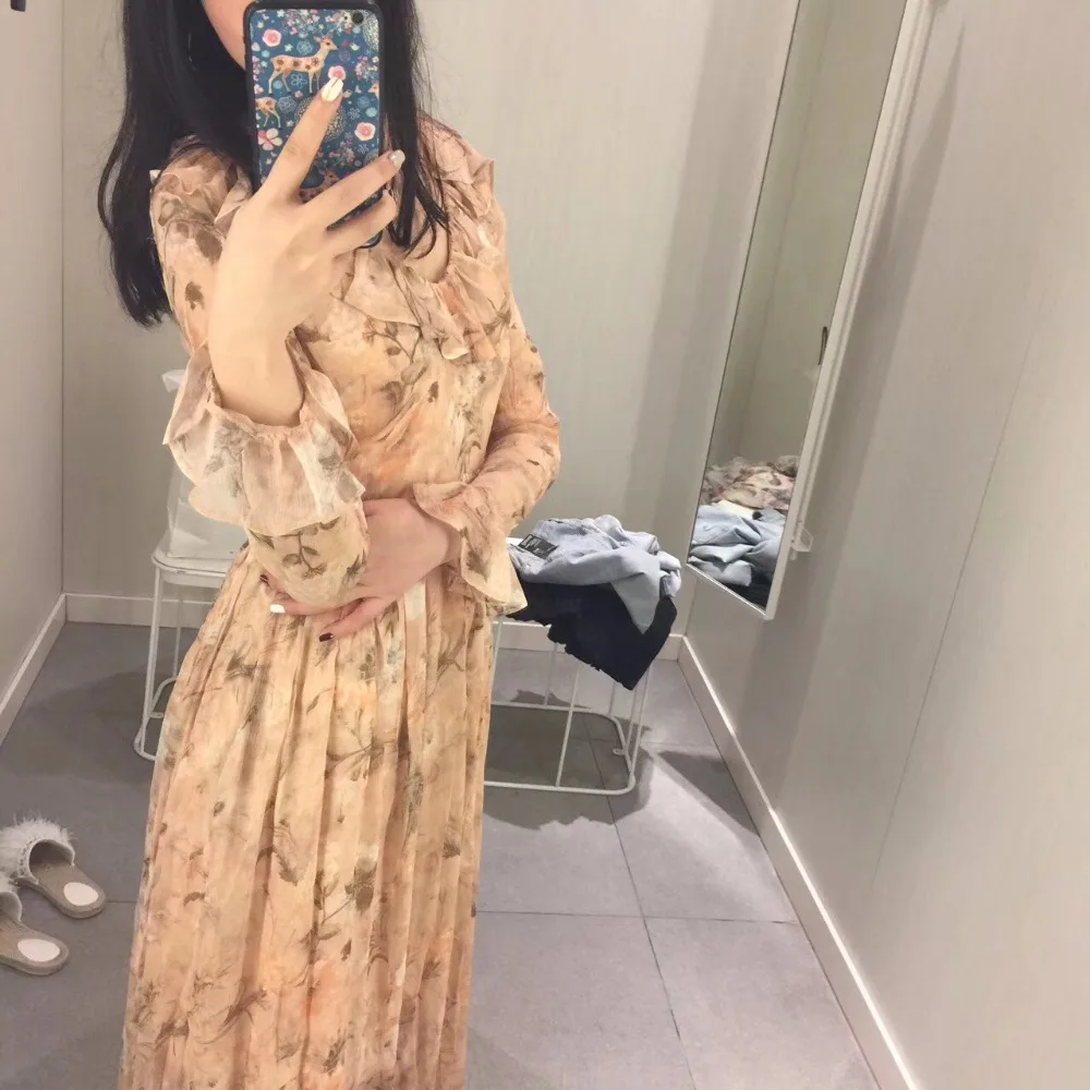 Женское платье с рюшами и v образным вырезом абрикосовое длинными рукавами